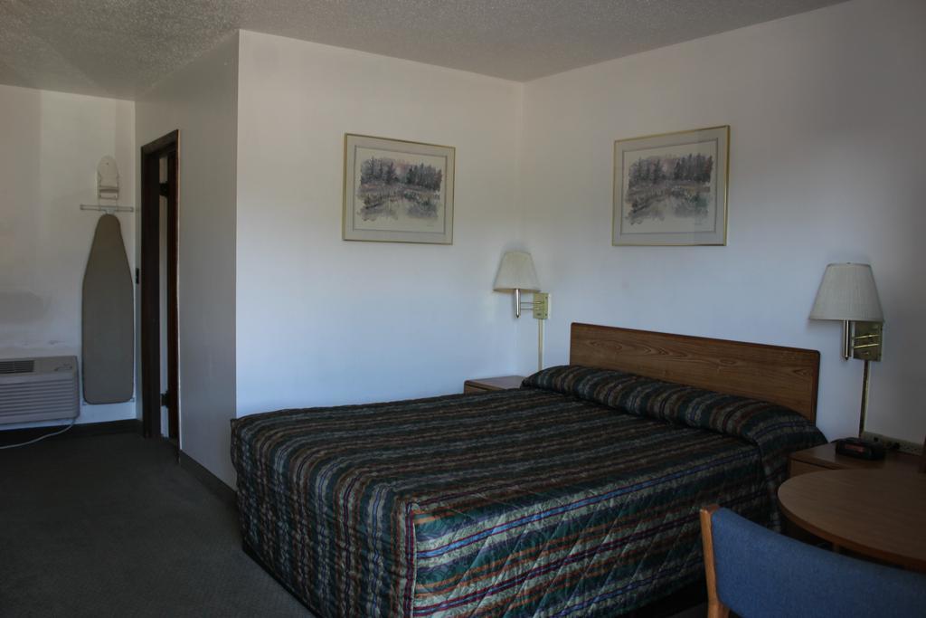 Sparta Inn Room photo